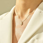 Collier pendentif croissant élégant