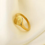 Bague élégante à texture ondulée