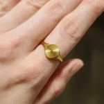 Bague élégante à texture ondulée