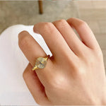 Bague élégante à texture ondulée
