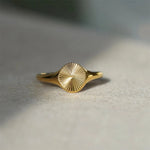 Bague élégante à texture ondulée