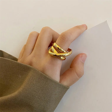Elegante anillo cruzado de múltiples hilos