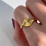 Bague élégante à texture ondulée